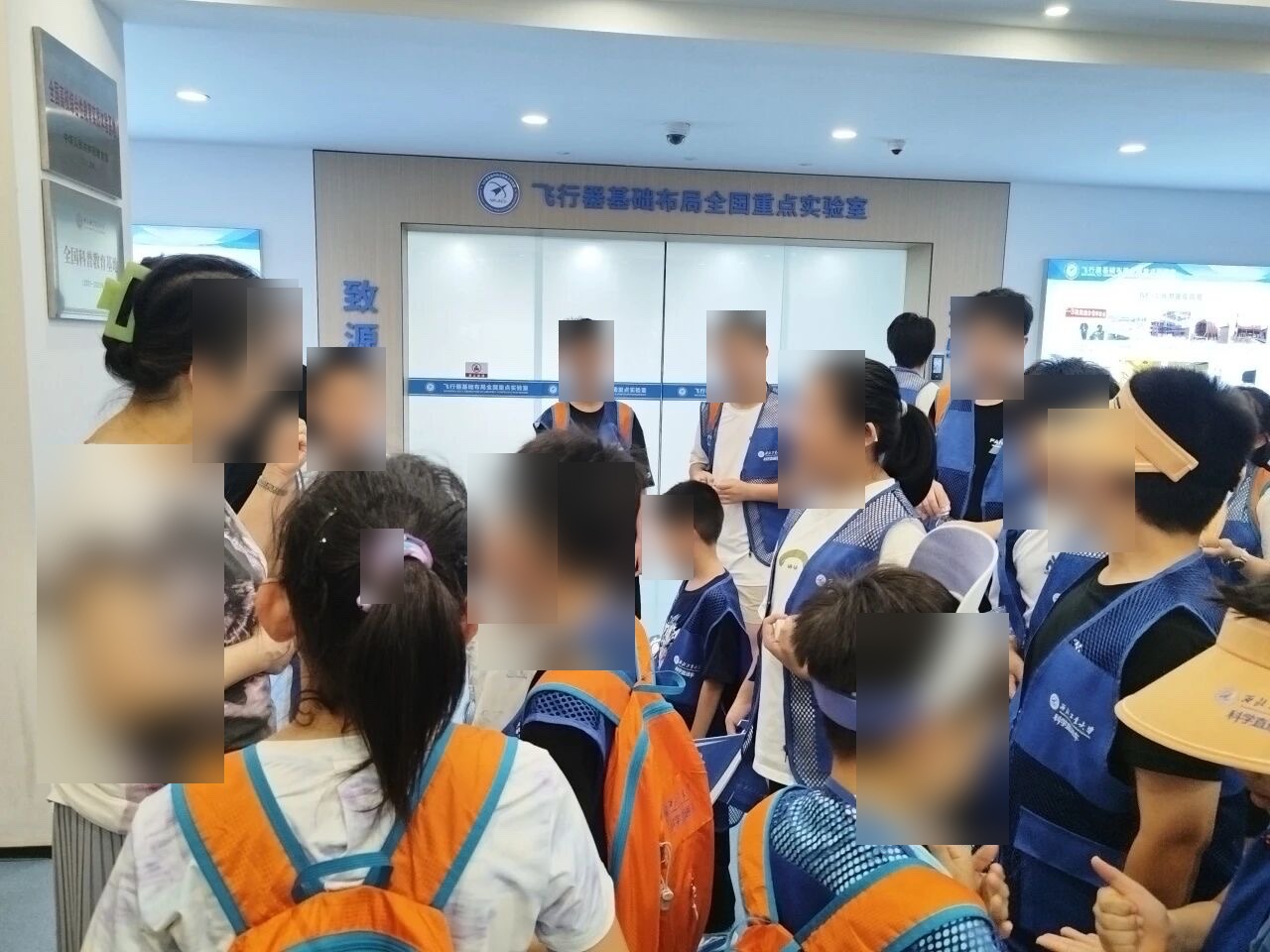 科学营学员在飞行器基础布局全国重点实验室入口听讲解