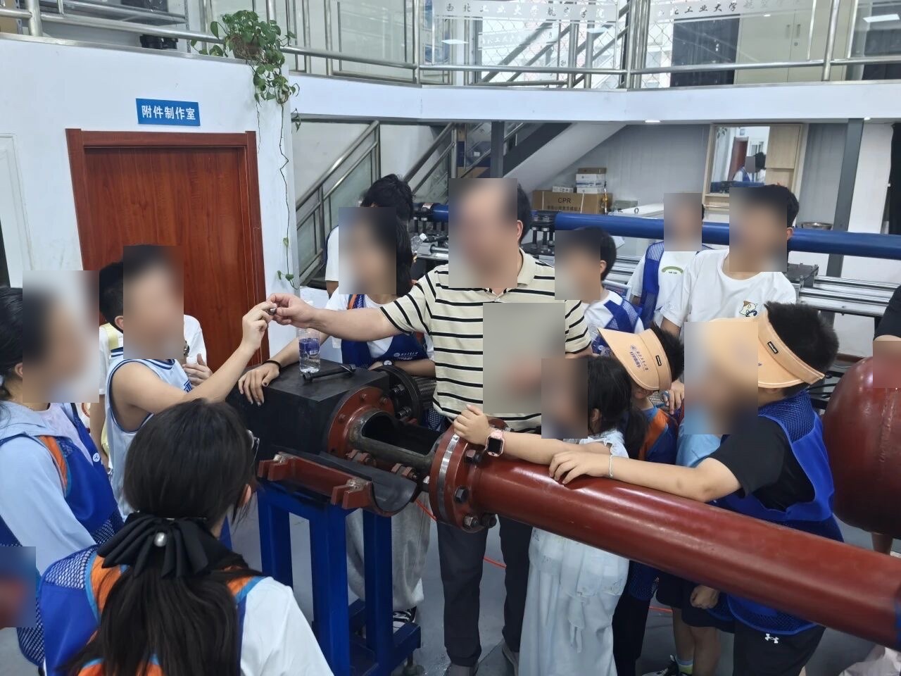 导师向科学营学员现场讲解实验设备
