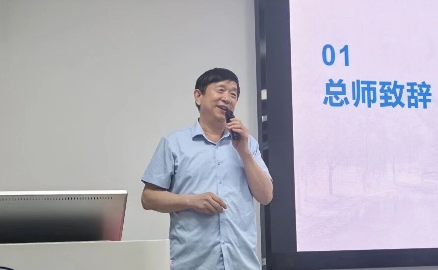 科学营开营现场总师在讲台致辞